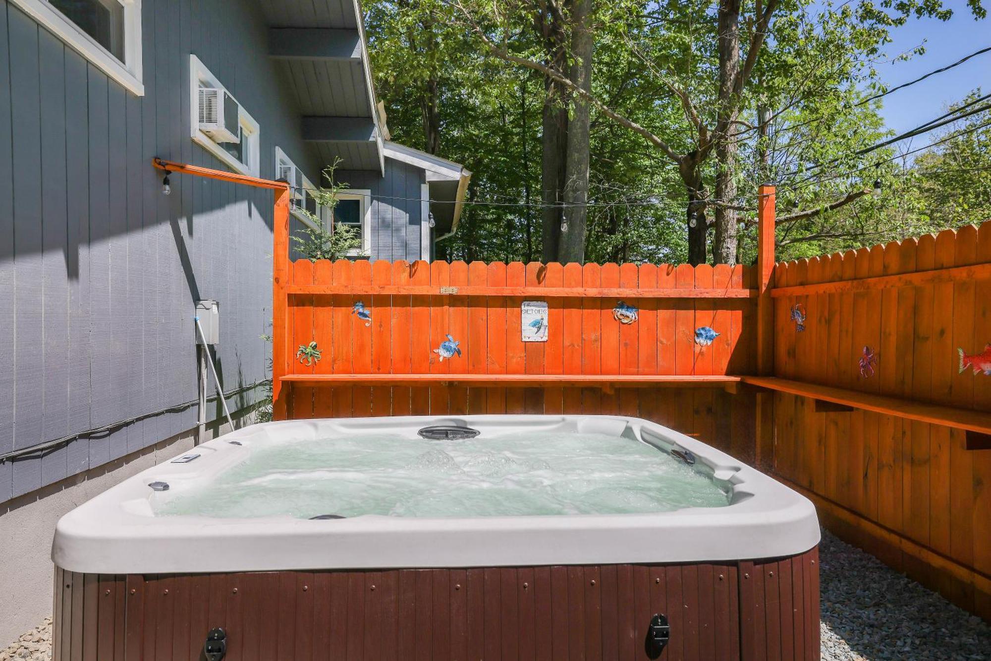 Chic And Stylish Home Hot Tub,4 Bedrooms, Game Movie Room, Firepit, Arcades, Playground On Site 2 Min Walk From Pool And Lake Tobyhanna Exterior foto