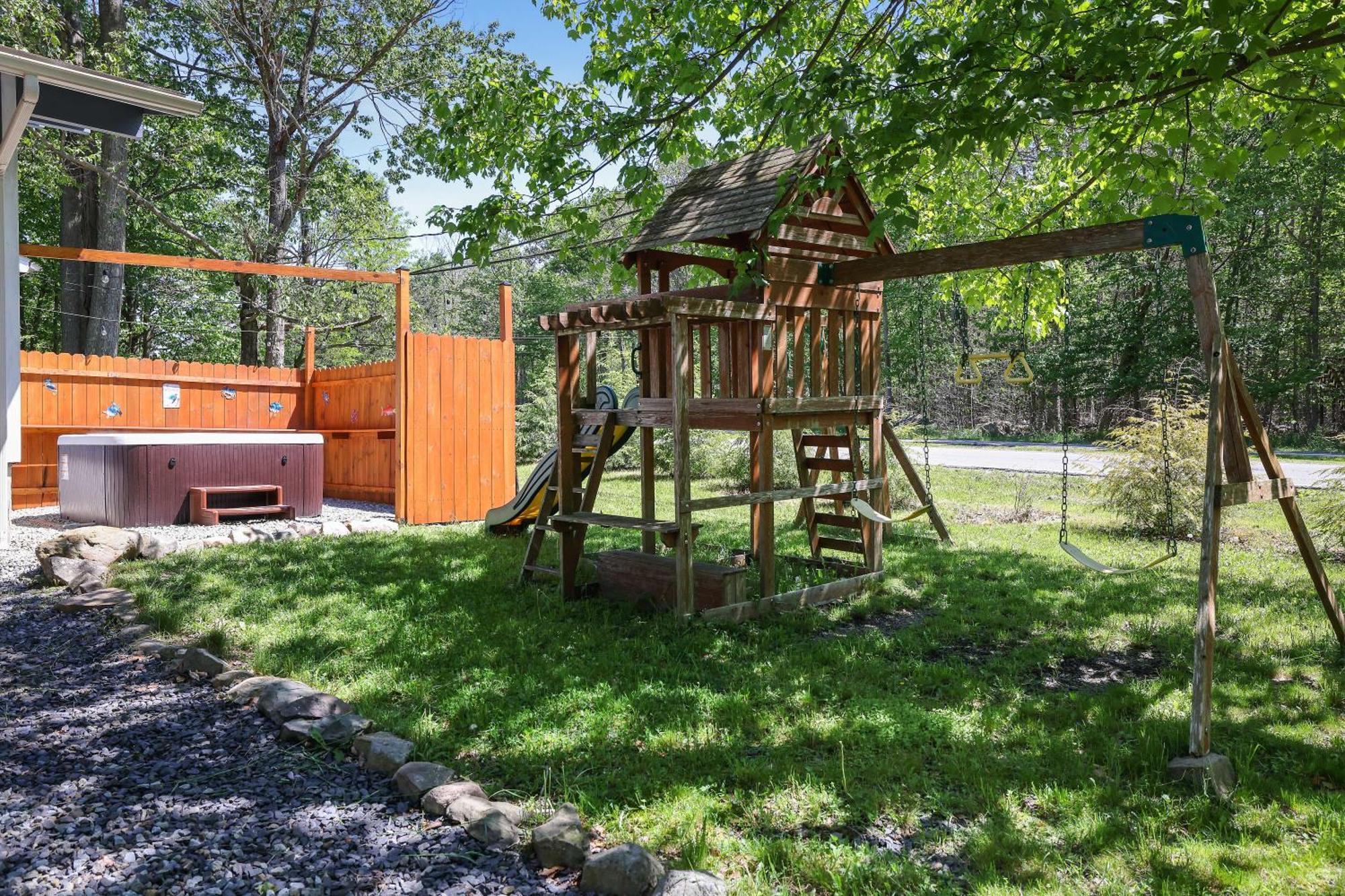 Chic And Stylish Home Hot Tub,4 Bedrooms, Game Movie Room, Firepit, Arcades, Playground On Site 2 Min Walk From Pool And Lake Tobyhanna Exterior foto